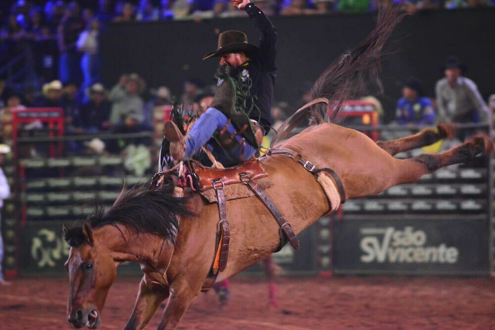 Imagem de compartilhamento para o artigo Patrocinado por Weliton Guimarães, peão de Chapadão consagra-se campeão no Rodeio de Americana SP da MS Todo dia